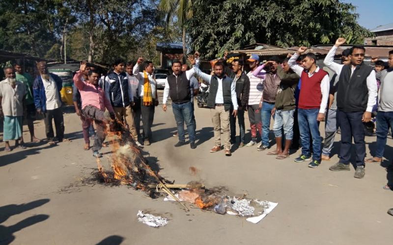 নগাঁৱৰ দক্ষিণপাটত ছাত্ৰ সন্থাই জ্বলালে মোডীৰ প্ৰতিকৃতি-বিধেয়কৰ প্ৰতিলিপি