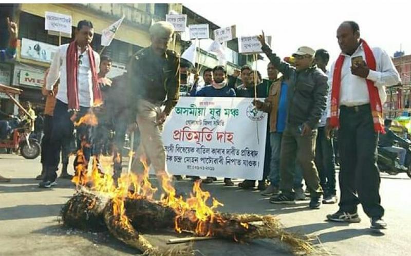 গোলাঘাটত দ্বিতীয় দিনাও অব্যাহত প্ৰতিবাদ