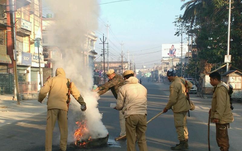 বঙাইগাঁৱত বন্ধ সৰ্বাত্মক : ৰাজপথত টায়াৰ জ্বলাই প্ৰতিবাদ