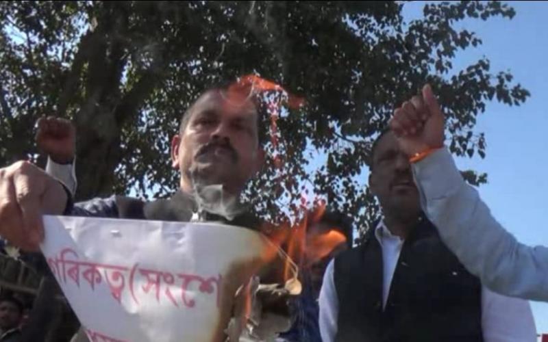 মুখ্য মন্ত্ৰীৰ গৃহ সমষ্টি মাজুলীত ছাত্ৰ সন্থাই জ্বলালে নাগৰিকত্ব সংশোধনী বিধেয়কৰ প্ৰতিলিপি