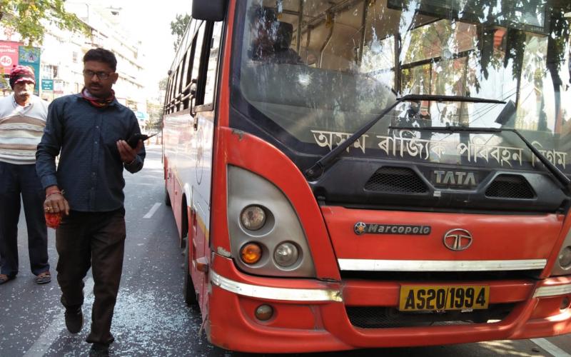 গুৱাহাটীত পৰিবহণ নিগমৰ গাড়ীত আক্ৰমণ বন্ধ সমৰ্থকৰ