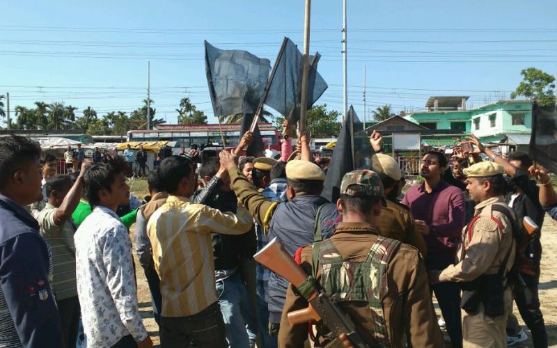 বঙাইগাঁৱত ক'লা পতাকা উত্তোলন যুৱ-ছাত্ৰ পৰিষদকে ধৰি কে'বাটাও সংগঠনৰ