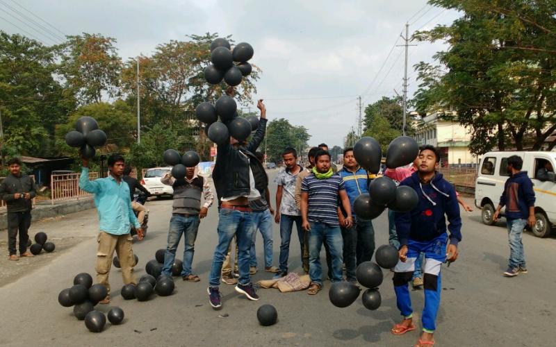 বঙাইগাঁৱত ক'লা বেলুন উৰুৱাই কৃষক মুক্তিৰ প্ৰতিবাদ