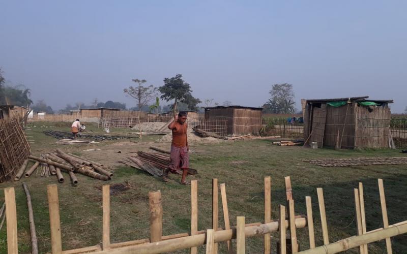 মঙলদৈত একে ৰাতিতে স্থাপন হ'ল এখন গাঁও : কৃষক মুক্তি-অসমীয়া যুৱ মঞ্চৰ প্ৰতিক্ৰিয়া   ৰাজ্যজুৰি নাগৰিকত্ব সংশোধনী বিধেয়কৰ বিৰুদ্ধে প্ৰবল প্ৰতিবাদ চলি থকাৰ সময়তে দৰং জিলাৰ মঙলদৈ বিধানসভা সমষ্টিৰ অন্তৰ্গত মঙলদৈ থানা আৰু চক্ৰ বিষয়া কাৰ্যালয়ৰ পৰা মাত্ৰ ৩ কিলোমিটাৰ নিলগৰ বাঘপৰি বিহাৰী বস্তিত ৰাতিটোৰ ভিতৰতে ২৫-৩০ ঘৰ পৰিয়ালেৰে গঢ়ি উঠিল এখন গাঁও। জানিব পৰামতে, বাঘপৰি বিহাৰী বস্তিৰ শংকৰ চৌহান নামৰ লোকজনৰ প্ৰায় ২০ বিঘা খেতিমাটি এসপ্তাহ পূৰ্বে ৰাতিটোৰ ভিতৰতে উক্ত পৰিয়ালকেইটাই বেদখল কৰি ঘৰ সাজি থাকিবলৈ লয়। উল্লেখ্য যে হিন