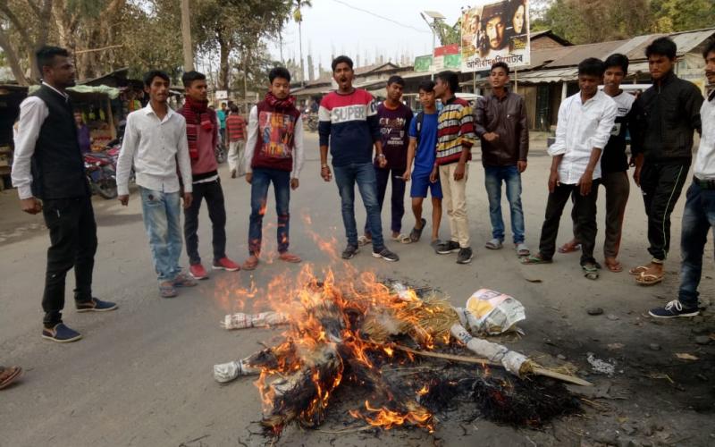 বিধেয়ক বাতিল, অসম ভ্ৰমণৰ প্ৰতিবাদ : মাজুলীত নৰেন্দ্ৰ মোডীৰ পুত্তলিকা দাহ আছুৰ