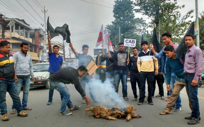 অসম ভ্ৰমণৰ বিৰোধিতা : বঙাইগাঁৱত হাতে হাতে ক'লা পতাকা লৈ প্ৰধান মন্ত্ৰীৰ পুত্তলিকা দাহ আছুৰ