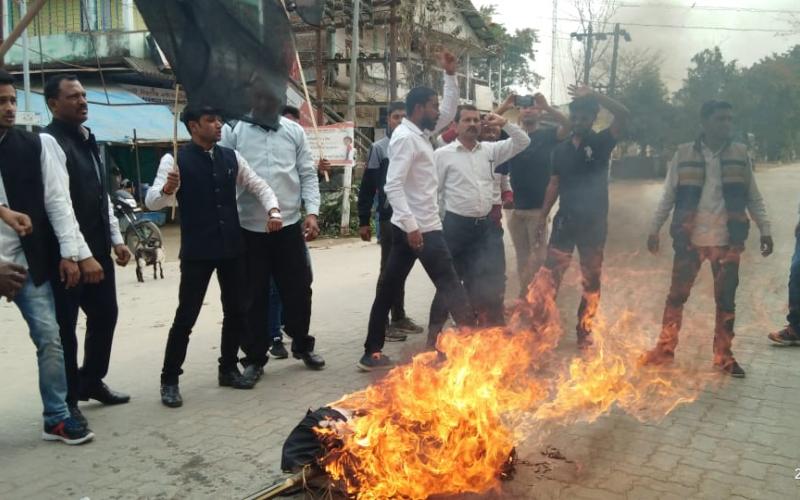 প্ৰধান মন্ত্ৰীৰ অসম আগমনৰ প্ৰতিবাদ : মাজুলীত দাহ মোডীৰ প্ৰতিকৃতি