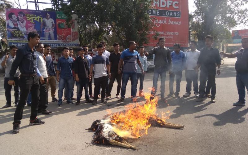 প্ৰধান মন্ত্ৰী আৰু জনজাতি মন্ত্ৰীৰ পুত্তলিকা দাহ গোলাঘাট আটাছুৰ