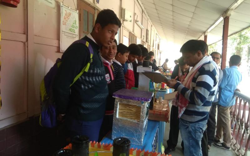 পেলনীয়া প্লাষ্টিক সামগ্ৰীৰে ইন্ধন উৎপাদনৰ প্ৰকল্প প্ৰস্তুত নগাঁৱৰ তিনি ছাত্ৰৰ