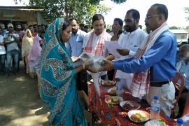 বৰক্ষেত্ৰীত সৌভাগ্য আঁচনিৰ বৈদ্যুতিক মিটাৰ বিতৰণ বিধায়ক নাৰায়ণ ডেকাৰ