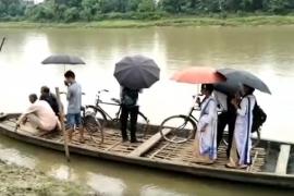 কামপুৰত টুলুঙা নাৱৰে বিপদ সংকুল যাত্ৰা ছাত্ৰ-ছাত্ৰীৰ লগতে গঞাৰ