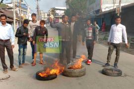 আক্ৰাছু-যুৱ ছাত্ৰ সন্মিলনীৰ অসম বন্ধ : বঙাইগাঁৱত ৰাজপথত টায়াৰ জ্বলাই প্ৰতিবাদ