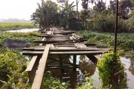 গহপুৰত গ্ৰামোন্নয়নৰ নমুনা : যাতায়াতত দীৰ্ঘদিনীয়া যাতনা মুঢ়ানি গাঁৱৰ ৰাইজৰ