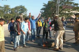 বঙাইগাঁৱত কেইবাটাও সংগঠনৰ টায়াৰ জ্বলাই প্ৰতিবাদ