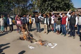 নগাঁৱৰ দক্ষিণপাটত ছাত্ৰ সন্থাই জ্বলালে মোডীৰ প্ৰতিকৃতি-বিধেয়কৰ প্ৰতিলিপি