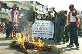 গোলাঘাটত দ্বিতীয় দিনাও অব্যাহত প্ৰতিবাদ