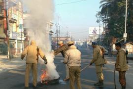 বঙাইগাঁৱত বন্ধ সৰ্বাত্মক : ৰাজপথত টায়াৰ জ্বলাই প্ৰতিবাদ