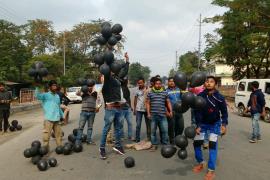 বঙাইগাঁৱত ক'লা বেলুন উৰুৱাই কৃষক মুক্তিৰ প্ৰতিবাদ