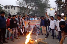 সাৰদা-লুইছ বাৰ্জাৰ কেলেংকাৰীত জড়িত হিমন্ত বিশ্বক গ্ৰেপ্তাৰৰ দাবীত নগাঁৱত যুৱ কংগ্ৰেছ-এন‌ এছ ইউ আইৰ প্ৰতিবাদ