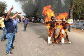 জনজাতিকৰণৰ ক্ষেত্ৰত বিজেপি চৰকাৰৰ প্ৰতাৰণা : বঙাইগাঁৱত প্ৰধান মন্ত্ৰী-মুখ্য মন্ত্ৰীৰ পুত্তলিকা দাহ আক্ৰাছুৰ 