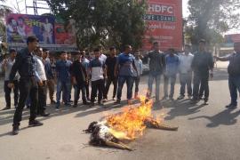 প্ৰধান মন্ত্ৰী আৰু জনজাতি মন্ত্ৰীৰ পুত্তলিকা দাহ গোলাঘাট আটাছুৰ